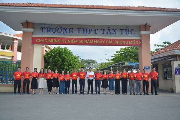 Dâng hương tại Bia Liệt sĩ thị trấn Tân Túc, thăm hỏi gia đình Cựu Chiến binh trên địa bàn huyện Bình Chánh.